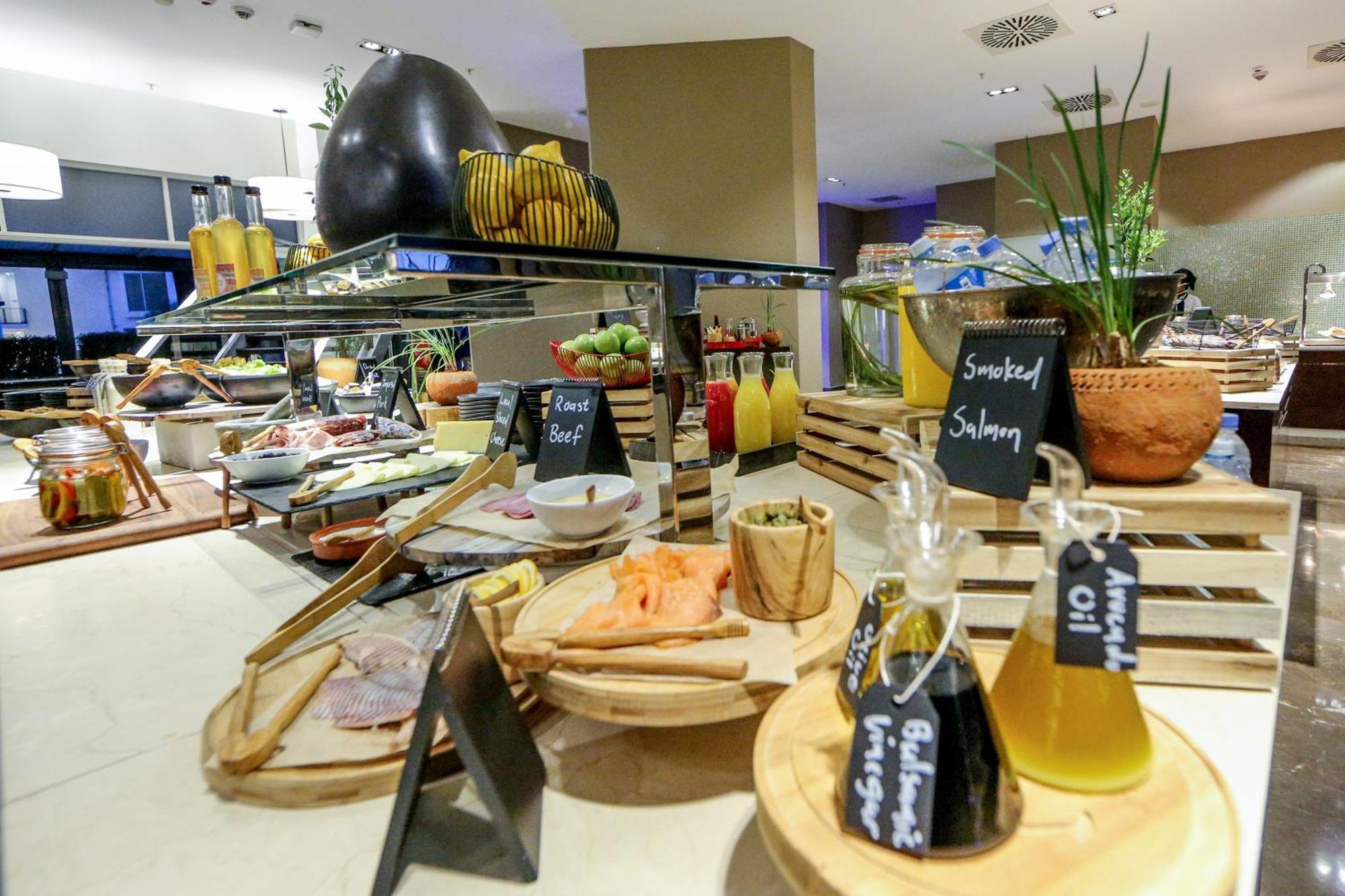Radisson Blu Hotel & Convention Centre Kigali Exterior photo A salad bar at a hotel