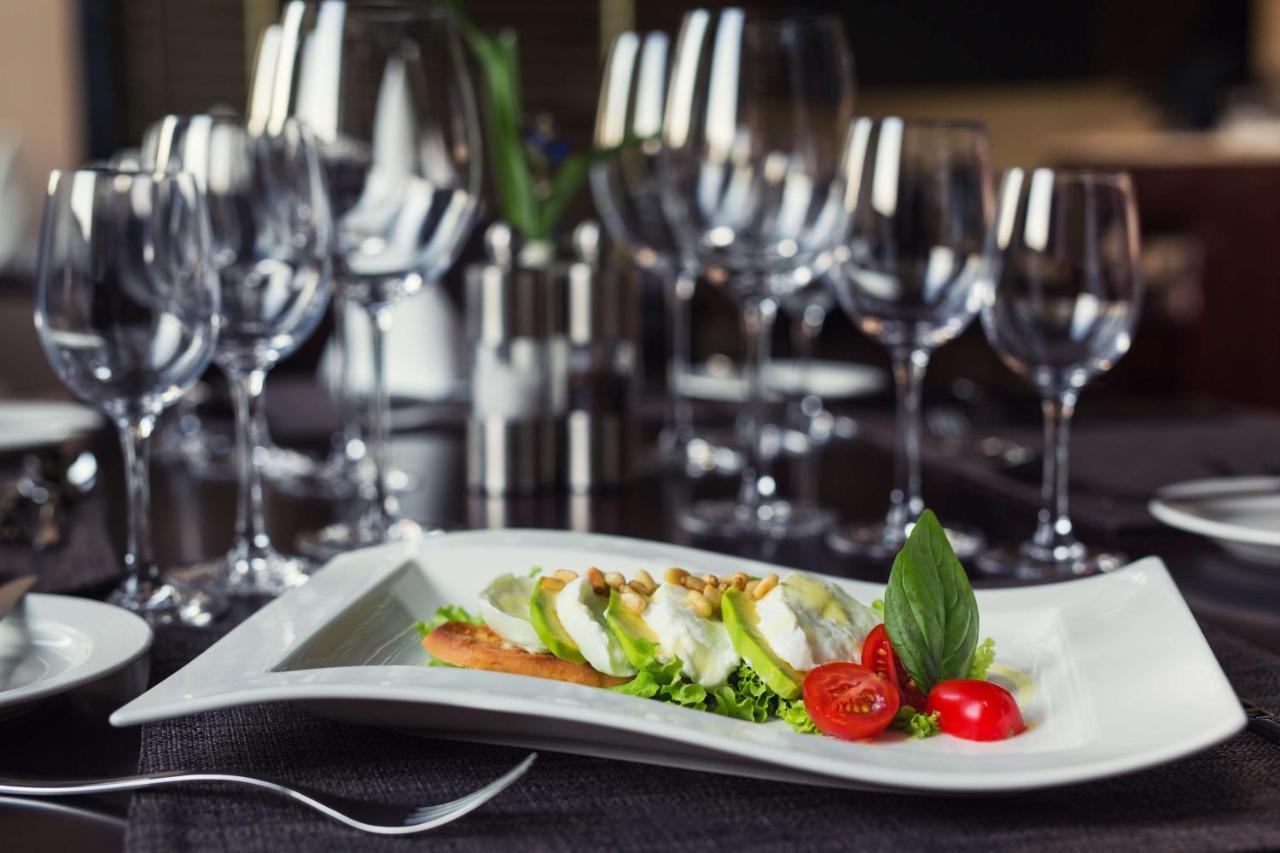 Radisson Blu Hotel & Convention Centre Kigali Exterior photo A salad